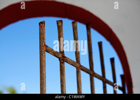 Rostige Eisentor, Detail, Eingang zum Friedhof. Stockfoto