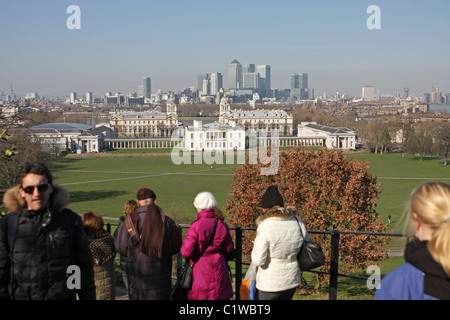 Blick über Teile der Stadt von Greenwich Park, mit Menschen zu Fuß zum und vom Royal Observatory im Vordergrund Stockfoto