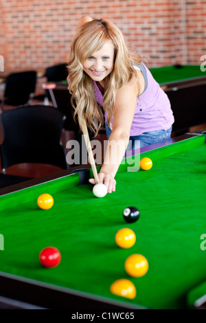 Helle Frau Billard spielen Stockfoto