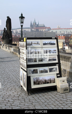 Touristische Souvenirs auf der Karlsbrücke in Prag, Tschechische Republik Stockfoto