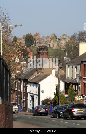 Tutbury Dorf in Derbyshire Uk mit Tutbury Castle in der Ferne Stockfoto