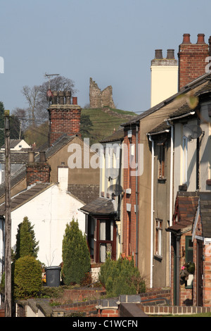 Tutbury Dorf in Derbyshire Uk mit Tutbury Castle in der Ferne Stockfoto