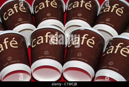 Café Kaffee Tassen in zwei Reihen Stockfoto
