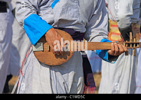 Yobin-Mann mit seiner klassischen Gitarre bei Namdapha Öko-Kultur-Festival, Miao, Arunachal Pradesh, Indien Stockfoto