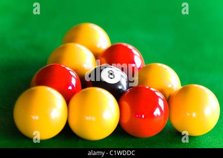 Nahaufnahme des Billard Kugeln Dispsed im Dreieck Stockfoto