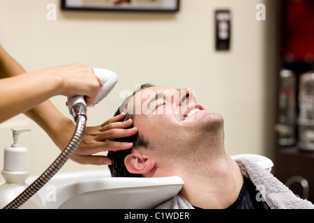 Gut aussehender Mann seine Haare gewaschen Stockfoto