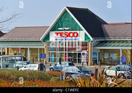 Tesco-Supermarkt. Loge, Steinbruch, Lancaster Road, Carnforth, Lancashire, England, Vereinigtes Königreich, Europa. Stockfoto