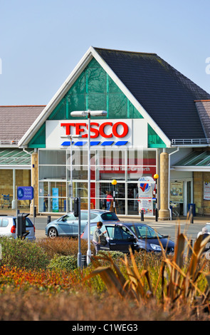 Tesco-Supermarkt. Loge, Steinbruch, Lancaster Road, Carnforth, Lancashire, England, Vereinigtes Königreich, Europa. Stockfoto