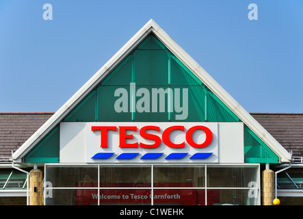 Tesco-Supermarkt. Loge, Steinbruch, Lancaster Road, Carnforth, Lancashire, England, Vereinigtes Königreich, Europa. Stockfoto