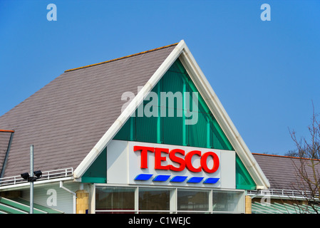 Tesco-Supermarkt. Loge, Steinbruch, Lancaster Road, Carnforth, Lancashire, England, Vereinigtes Königreich, Europa. Stockfoto