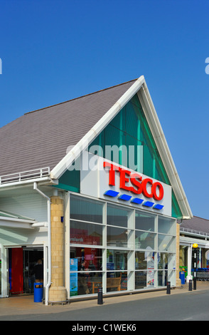 Tesco-Supermarkt. Loge, Steinbruch, Lancaster Road, Carnforth, Lancashire, England, Vereinigtes Königreich, Europa. Stockfoto