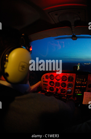 Nacht VFR Flug Ansatz am Flughafen Metz Nancy Lorraine in einem kleinen Flugzeug Cessna 172, Frankreich Stockfoto