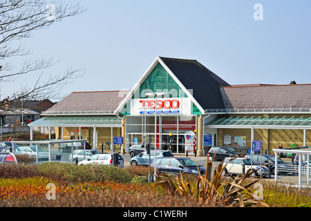 Tesco-Supermarkt. Loge, Steinbruch, Lancaster Road, Carnforth, Lancashire, England, Vereinigtes Königreich, Europa. Stockfoto