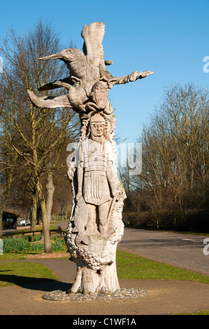 Holzschnitzerei Skulptur aus einem Baumstamm gefertigt.  Fähre, Wiesen, Nene Park, Peterborough, England, UK Stockfoto