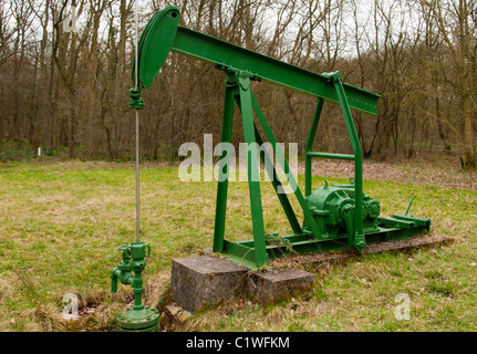 Ein Bohrschwengels Ölpumpe oder "nickenden Esel" bei Dukes-Holz-Öl-Museum und das Naturschutzgebiet, Nottinghamshire, England, UK Stockfoto