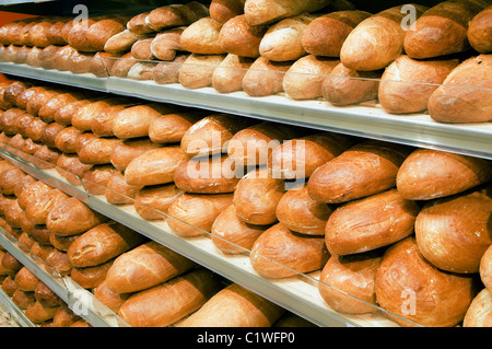 Laibe Brot in den Regalen in einem Geschäft Stockfoto