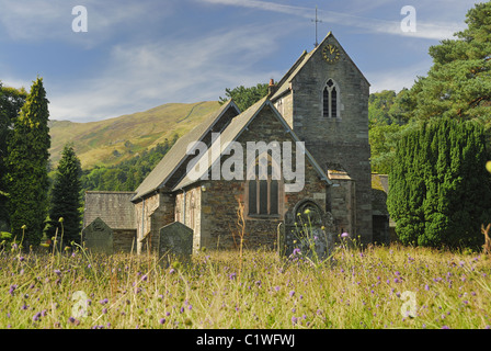 Patterdale-Kirche an einem sonnigen Sommertag im englischen Lake District Stockfoto