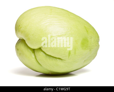 Chayote, auch bekannt als Chow Chow und viele andere Namen, die isoliert auf weiss. Stockfoto