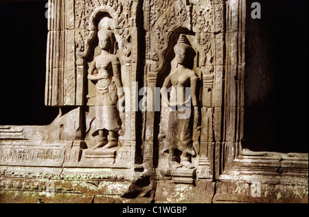 Zwei weibliche Devatas Reliefs in Stein zwischen Fenstern, Angkor Wat, Kambodscha geschnitzt Stockfoto