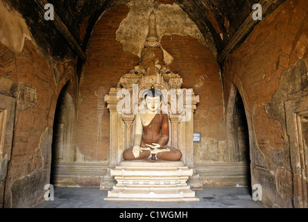Sitzende Buddha-Statue im Htilominlo Tempel, Bagan (Pagan), Myanmar (Burma) Stockfoto