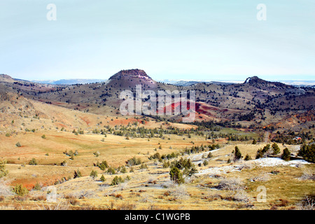 40,600.03259 High Desert Valley und rock Hügel/Berge/Buttes mit roter brauner Boden bis rotbraun. Wacholder, Winter, aber fast kein Schnee. Stockfoto