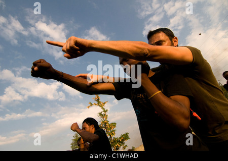 Der Leiter der Einav Levy-Delegation von Natan Humanitarian Aid unterrichtete Krav Maga ein israelisches Selbstverteidigungssystem, das für die israelische Armee entwickelt wurde, um eine Gruppe haitianischer Männer zu bilden, die als Sicherheitskräfte des provisorischen Lagers in Port-au-Prince ausgebildet wurden, das für Überlebende eines Erdbebens der Stärke 7,0 errichtet wurde, das Haiti am 12. Januar 2010 heimsuchte Stockfoto