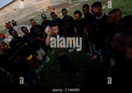 Der Leiter der Einav Levy-Delegation von Natan Humanitarian Aid unterrichtete Krav Maga ein israelisches Selbstverteidigungssystem, das für die israelische Armee entwickelt wurde, um eine Gruppe haitianischer Männer zu bilden, die als Sicherheitskräfte des provisorischen Lagers in Port-au-Prince ausgebildet wurden, das für Überlebende eines Erdbebens der Stärke 7,0 errichtet wurde, das Haiti am 12. Januar 2010 heimsuchte Stockfoto