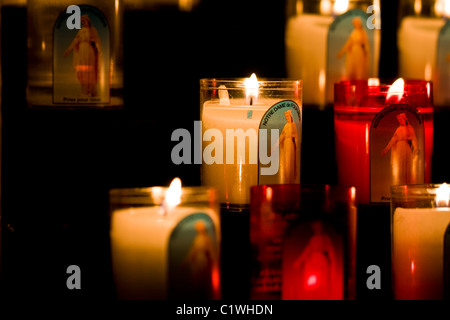 Kerzen in der Kirche Stockfoto