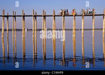 U Bein Brücke über Taungthaman See, Amarapura, Mandalay, Myanmar (Burma) Stockfoto