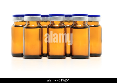 Gruppe von Glasflaschen mit Medizin auf weißem Hintergrund Stockfoto