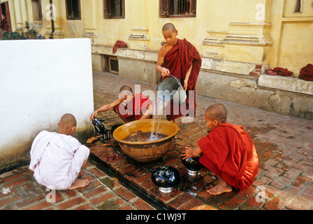 Novizen waschen Almosen-Schalen, Mahagandhayon Kloster, Amarapura, Mandalay, Myanmar (Burma) Stockfoto