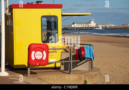 RNLI-Rettungsschwimmer, der im September am Bournemouth Beach, Bournemouth, Dorset UK, wacht Stockfoto