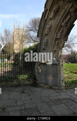 Eingangstor zur Passage verbindet Kreuzgang mit der Kapitelsaal der Abtei von Evesham über 1316 Worcestershire England UK Stockfoto