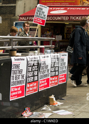 Plakate für die Socialist Worker führen anti-Regierung Parolen während einer Demonstration gegen Kürzungen der Regierung in London. Stockfoto