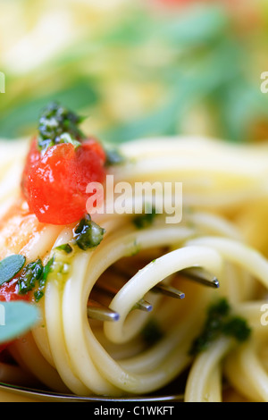 Makroaufnahme von Spaghetti drehte sich um eine Gabel Stockfoto