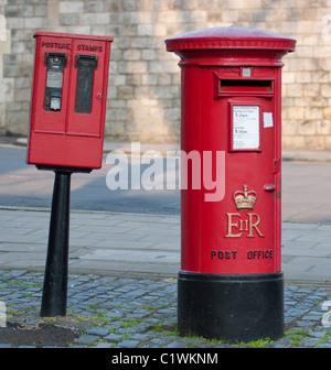 Ein Royal Mail Post Box neben einem Briefmarken Automaten in Windsor, Berkshire, Großbritannien. Stockfoto