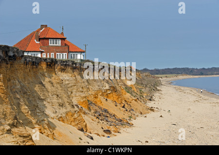 Wohneigentum am Rande eines erodierten Felsen durch Küstenerosion, Suffolk, UK. Stockfoto