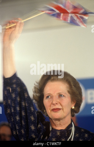 Frau Margaret Thatcher Wahl 1983 winken Union Jack Flagge mit Tränen in den Augen. 1980 s HOMER SYKES Stockfoto