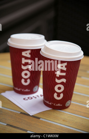 Zwei takeaway Costa Coffee cups auf Tabelle mit Serviette. Stockfoto
