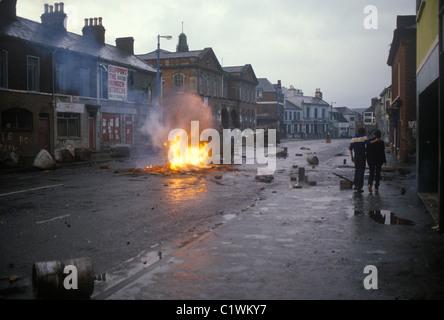 Nordirland die Mühen. 80er Jahre. Falls Road, britische Armee Fahrzeug Patrouillen katholische Gegend nach einem Aufstand. 1981 UK HOMER SYKES Stockfoto