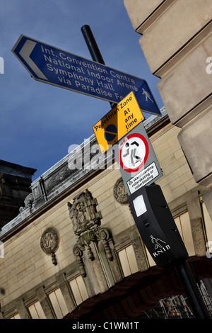 Eine Sprechmaschine für blinde unter keine skateboarding und Richtung Zeichen neben Birmingham Museum England UK Stockfoto