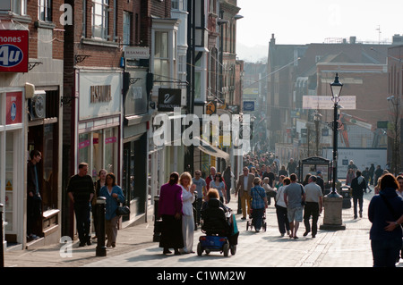 Einer belebten Einkaufsstraße in Windsor, Berkshire, UK Stockfoto