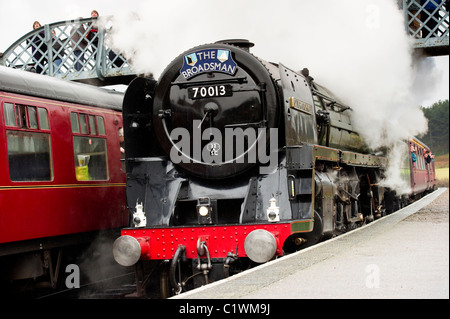 Oliver Cromwell kommt bei Weybourne Station gebunden für Holt in Norfolk. Stockfoto