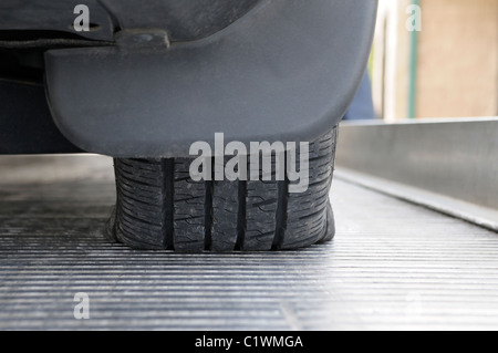 Platten Reifen am Auto auf einen Tieflader wrecker Stockfoto