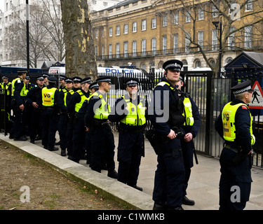 26.03.2011. Eine Reihe von Polizisten warten in der Nähe von Downing Street in London während des Marsches für die Alternative in London am Sa 26. März Stockfoto