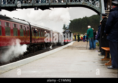 Oliver Cromwell kommt bei Weybourne Station gebunden für Holt in Norfolk. Stockfoto