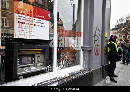 26.03.2011. Die HSBC In Shaftesbury Avenue wurde während des Marsches für die Alternative in London am Sa 26. März angegriffen. Stockfoto