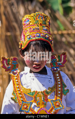 Junge gekleidet für Novitiation Zeremonie für Novizen, Bagan (Pagan), Myanmar (Burma) Stockfoto