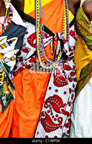 Nahaufnahme der Massai-Frauen tragen traditionelle Kleidung, Masai Mara, Kenia, Afrika Stockfoto