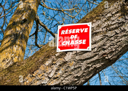 'Réserve de Chasse' / keine Jagd auf Eiche - Frankreich bemerken. Stockfoto